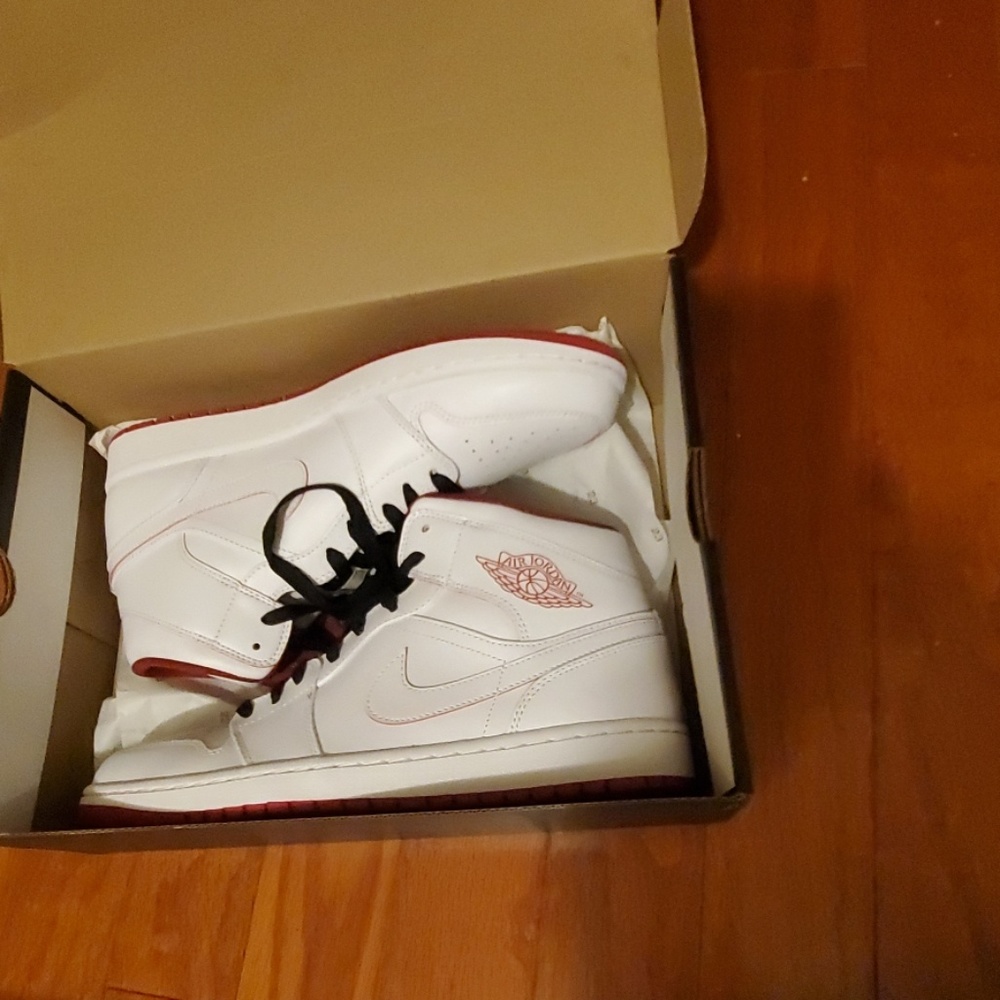 NEW with Box AIR JORDAN 1 MID